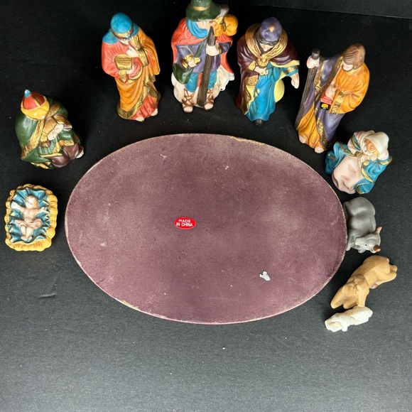 Scott's Porcelain 11 piece Nativity Christmas set with wood base. - Picture 7 of 16